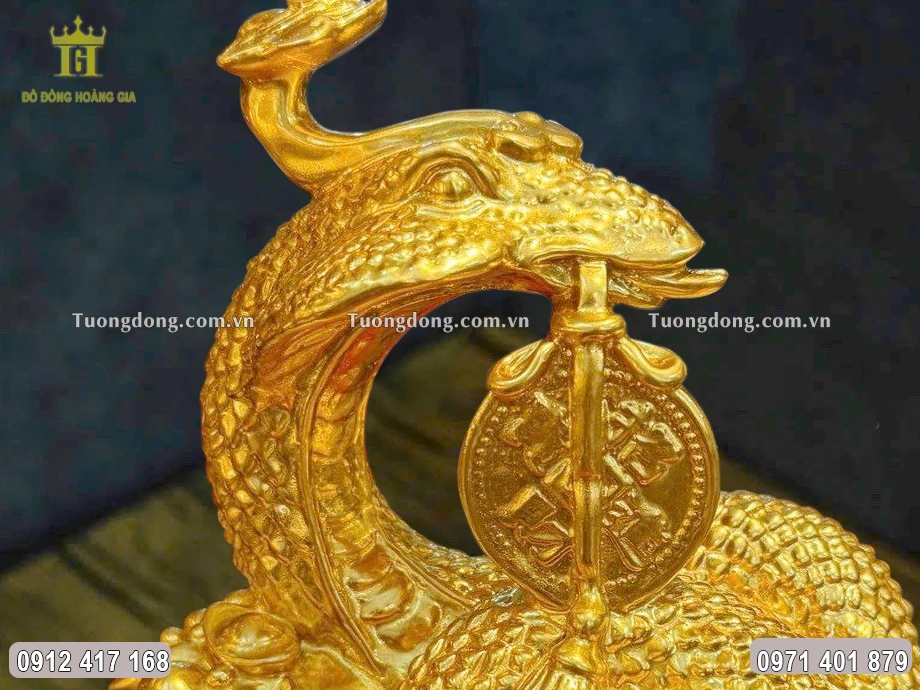 Miệng linh vật rắn ngậm đồng xu chiêu tài tiền bảo